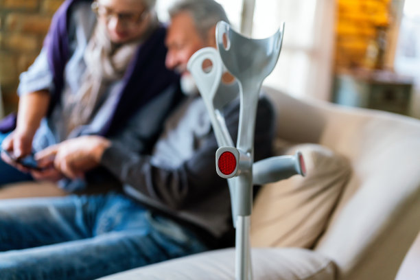 一起住在养老院的老夫妻图片下载