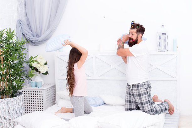 教养女儿快乐。幸福的家庭。父亲的角色。枕头大战。父亲寻求过正直诚实的生活。真诚的情感。爸爸和女儿玩得很开心。睡衣派对。快乐的童年图片下载
