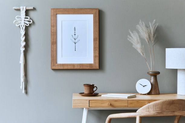 时尚的波西米亚室内家庭办公空间，木制办公桌，办公用品，装饰和优雅的个人饰品在家居装饰。图片下载