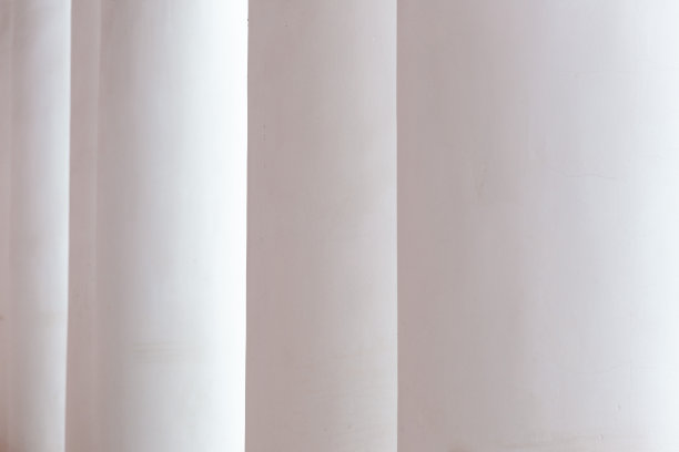 白色的经典大理石清晰的柱在一排走向远景图片下载