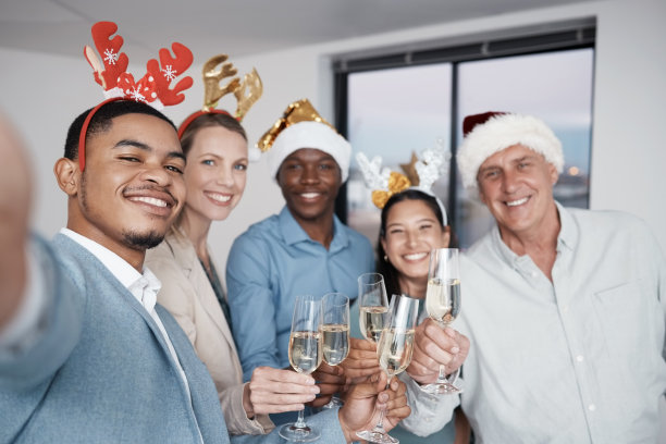 一群同事在办公室里自拍图片下载