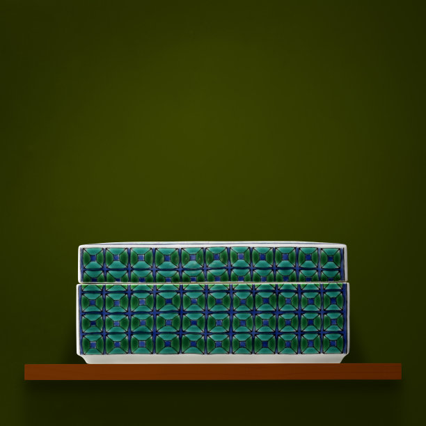 在墨绿色的墙上，架子上放着封闭的陶器图片下载