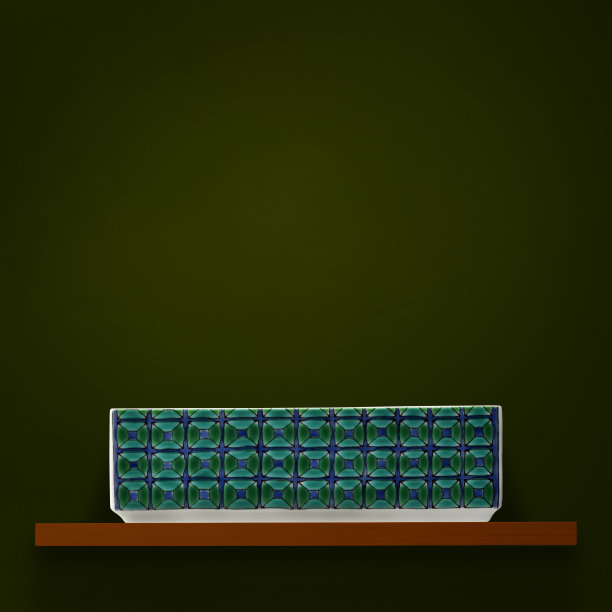 墨绿色的墙上，架子上有一堆开了口的陶器图片下载