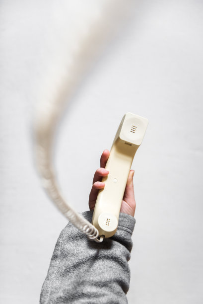 拿固定电话听筒的手图片下载