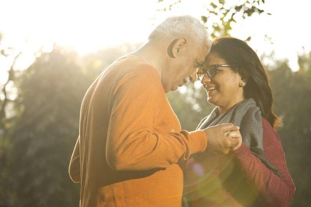 公园里的老夫妇图片下载