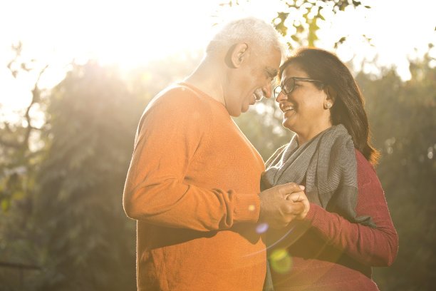 公园里的老夫妇图片下载