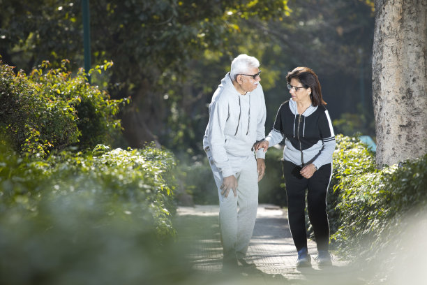 老人在公园里膝盖疼图片下载