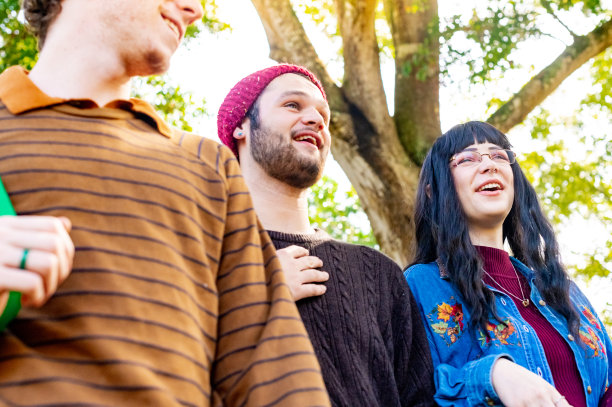 一群朋友，大学生，一起走过校园，谈笑风生图片下载