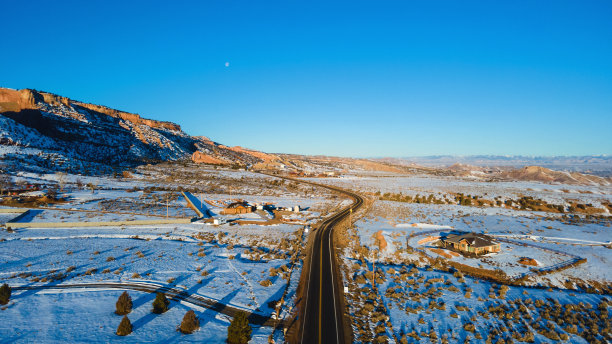 高速公路飞越空中户外风景在美国西部科罗拉多风景沙漠和山脉在冬季照片系列图片下载
