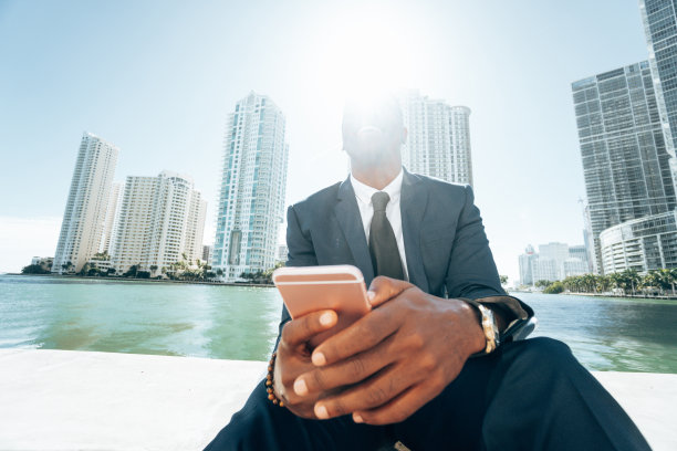 迈阿密拥有智能手机的商人图片下载