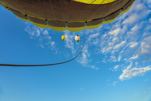 旅行和旅游。五颜六色的热气球飞过天空的背景。从篮子上看近景图片下载