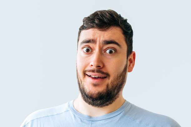 奇怪的大胡子男人。图片下载