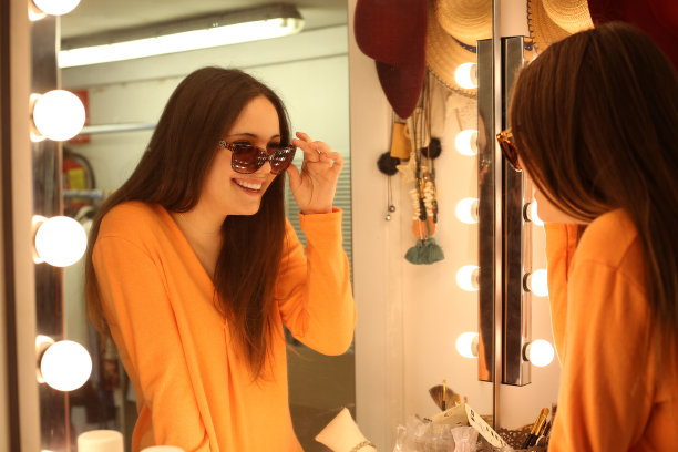 一个年轻的女孩在商店里购物图片下载