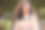 这张照片拍摄的是一个漂亮的年轻女学生站在校园外面图片下载