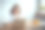 女营养师坐在她的办公室里为病人提供在线咨询。图片下载