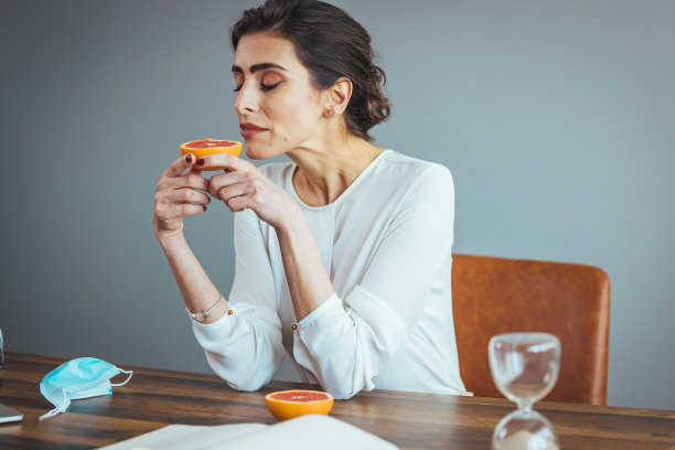 一个恶心的女人想闻到半鲜橙的味道图片下载