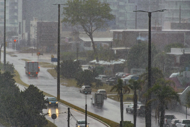 雨高速公路，埃斯特角城，乌拉圭图片下载