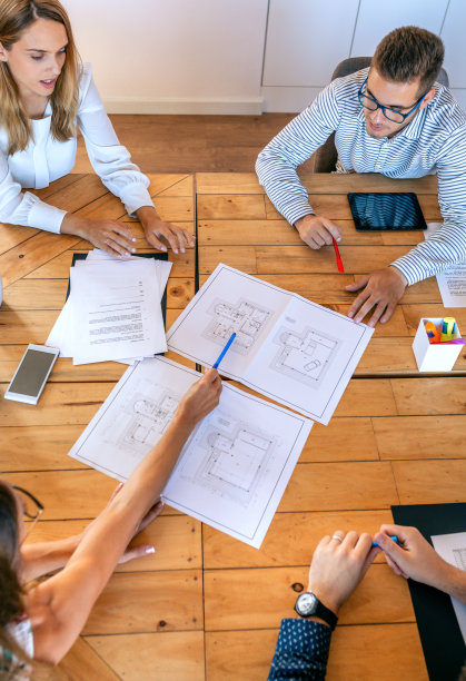 建筑师在工作会议上看施工图纸的俯视图图片下载