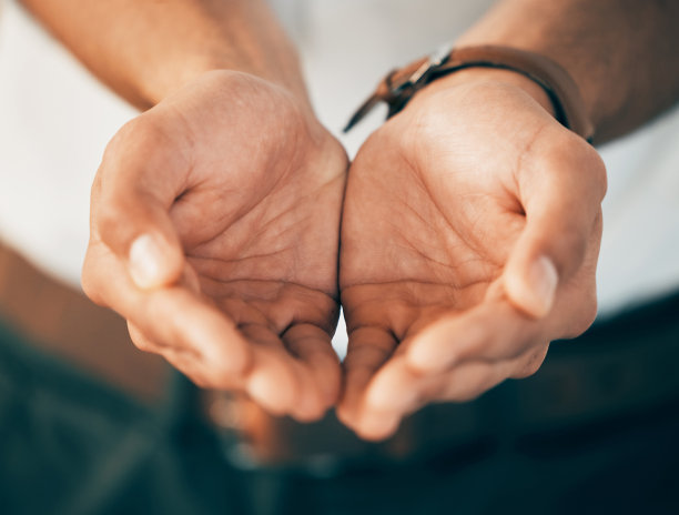 一名不知名的商人在工作时用手托杯图片下载