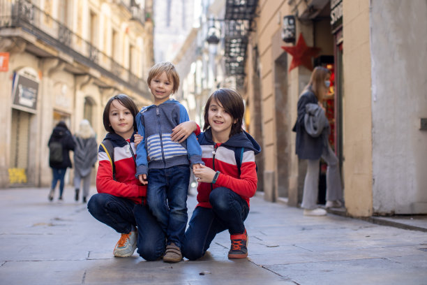 可爱的儿童游客欣赏巴塞罗那城市，家庭旅游与孩子图片下载
