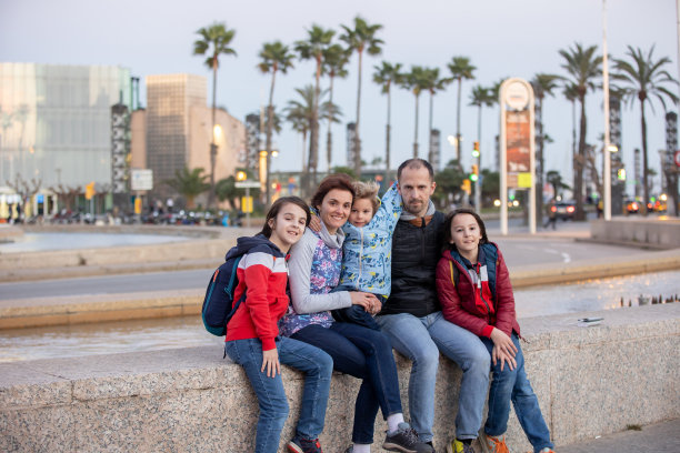 可爱的儿童游客欣赏巴塞罗那城市，家庭旅游与孩子图片下载