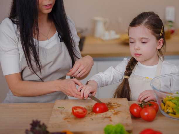 年轻的视频博主制作关于在家为互联网烹饪的社交媒体视频图片下载