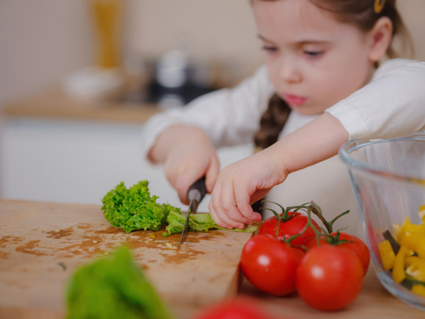 年轻的视频博主制作关于在家为互联网烹饪的社交媒体视频图片下载