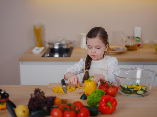 年轻的视频博主制作关于在家为互联网烹饪的社交媒体视频图片下载