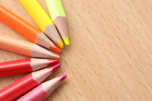 鲜艳多汁的铅笔颜色。图片下载