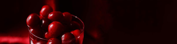 一个新鲜多汁的樱桃或欢乐的玻璃特写镜头，低调图片下载
