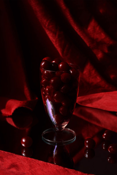 以鲜红樱桃为背景的鸡尾酒杯，低调图片下载