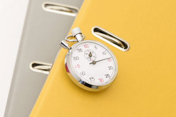 天文钟上的灰色和黄色办公文件夹。图片下载