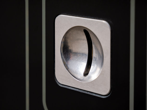 简单的硬币插入槽，硬币输入孔面板对象细节宏观，极端特写，无人。支付，货币，实物货币抽象概念。商业和金融，电子游戏厅，售票机图片下载