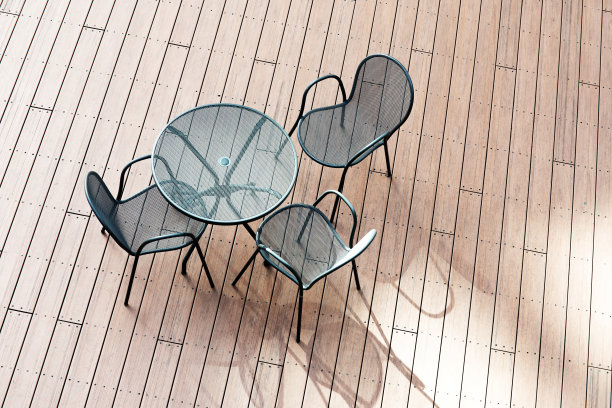 正上方的空椅子和桌子图片下载