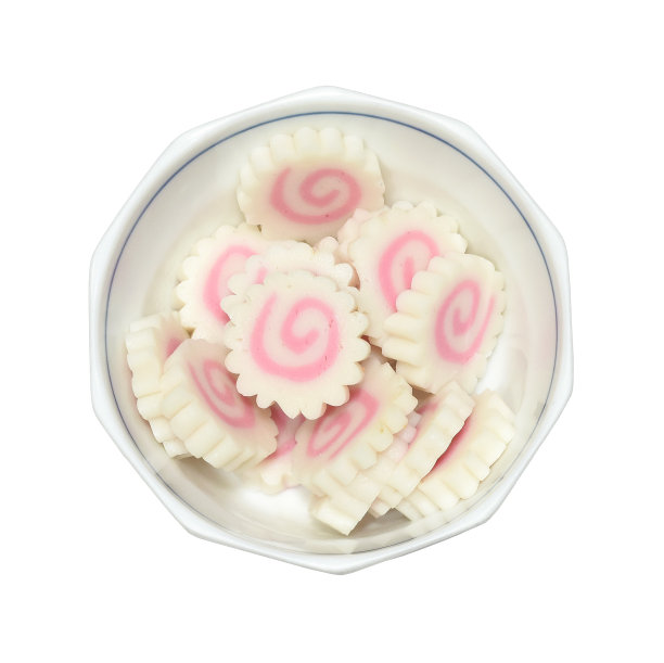 鸣卷的俯视图，传统的日式腌鱼饼在一个白色的圆形碗里，孤立在白色的背景上。图片下载