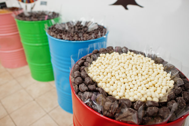 糖果店里装着糖果的桶。图片下载