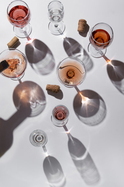 灰色背景上的酒杯。阳光直射，审美静物图片下载