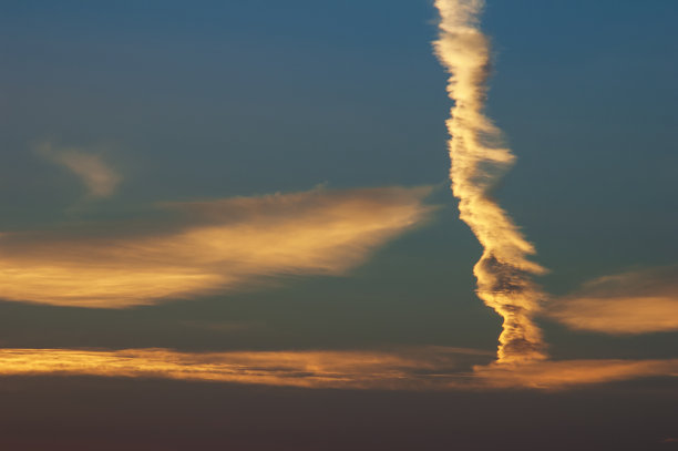 被夕阳照亮的夜空的轨迹。图片下载