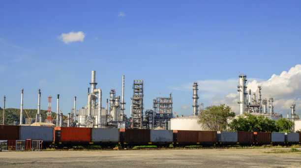 石油天然气工业区，炼油设备，炼油厂工业管道特写，大型炼油厂带阀门的输油管道详图。图片下载