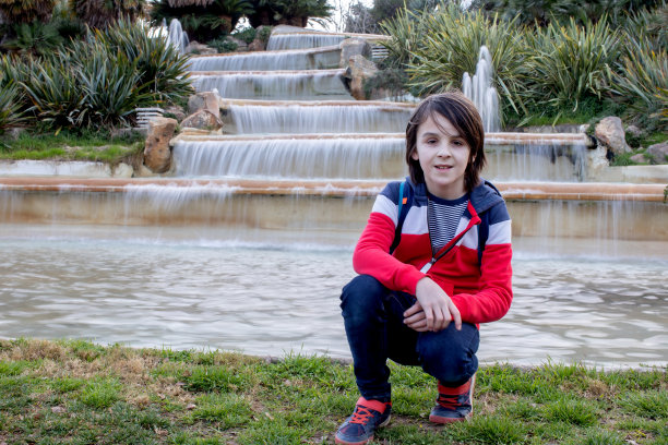 可爱的儿童游客欣赏巴塞罗那城市，家庭旅游与孩子图片下载