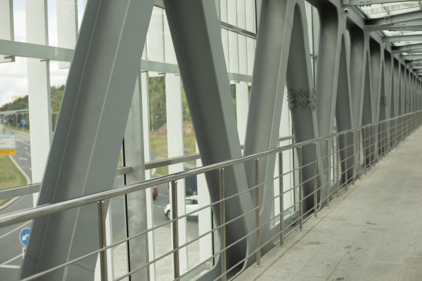 现代工业建筑。钢梁桥。图片下载