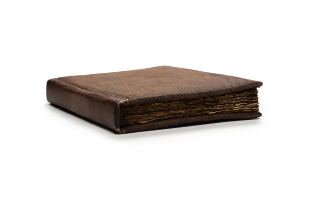 一本白色背景的棕色旧书。图片下载