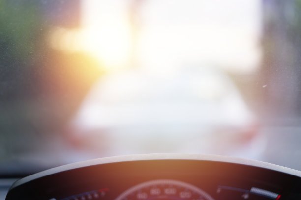 交通车辆在阳光下的街道上图片下载