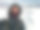 年轻男子微笑的相机在山形造山山顶拍摄自拍照。图片下载