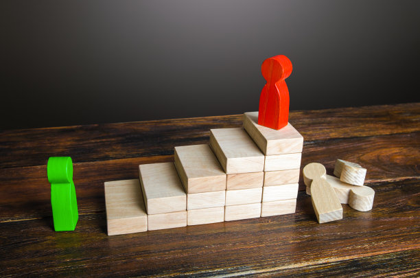 在其他竞争对手失败后，将其从职业阶梯的位置上取代。将获得成功和青睐的头。权力的篡夺者。领导技巧。从别人的错误中学习。图片下载