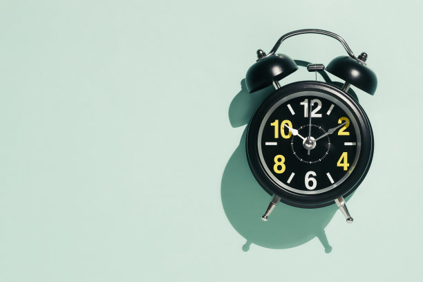 黑色闹钟与黄色数字在浅色背景。是时候思考或者谈判了。概念图片下载