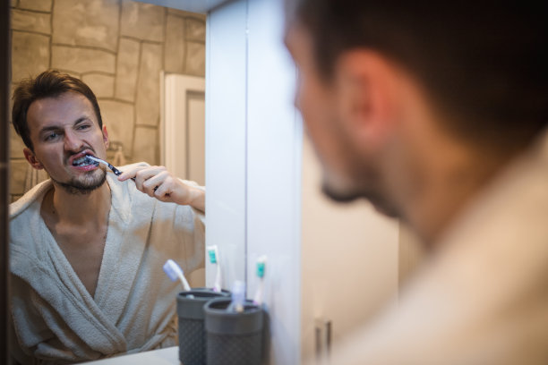 中年男子刷牙图片下载