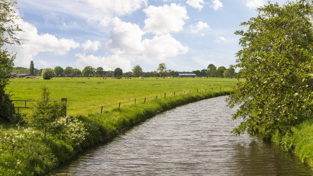 河流流过乡间的草地。图片下载