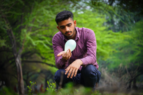 孤独的人在思考的形象图片下载