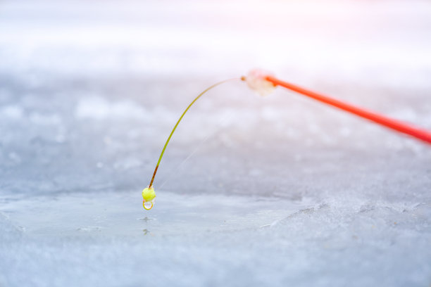 冬天冰上小钓竿，冬天钓鱼图片下载